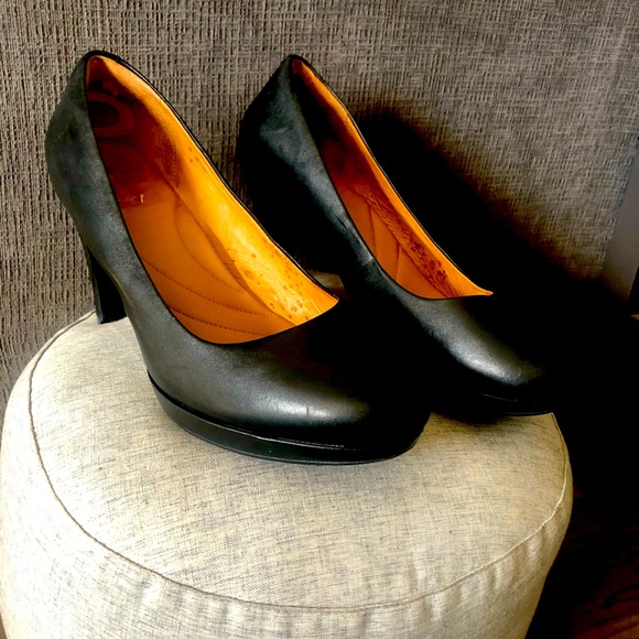 Stylish meet comfort! Previously loved Clark’s pumps. - Picture 1 of 6